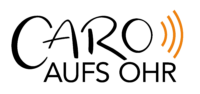 Das Logo von Caro aufs Ohr, bestehend aus dem Schriftzug in Schwarz und drei orangefarbenen Schallwellen, die von dem O in Caro ausgehen.